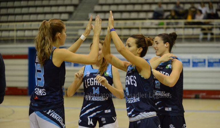 Paula Justel (13), Marta Pérez (14), María Villar (9) y María Espín (12) celebran la victoria del pasado sábado