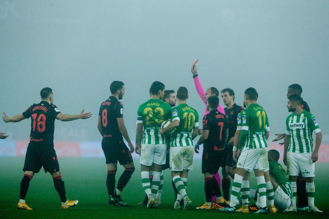 Momento en el que Mateu Lahoz expulsa a Illarramendi, que ni había tocado a Sidney