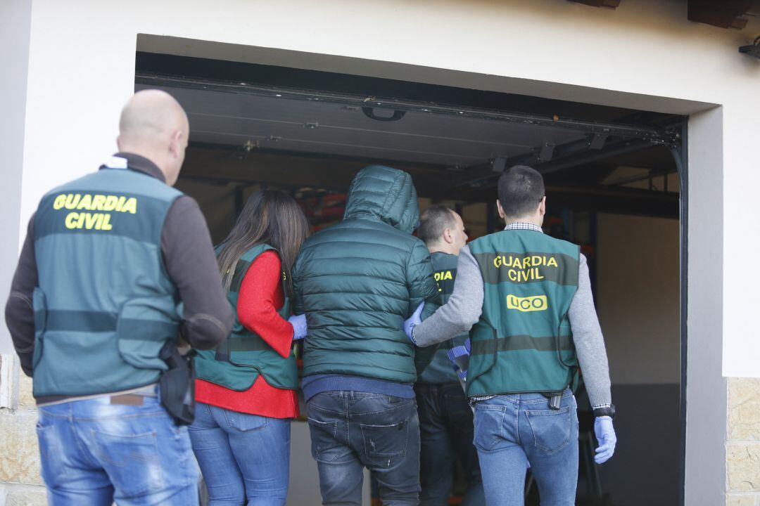 El supuesto inductor del crimen, escoltado por la Guardia Civil, durante un registro en la fase de instrucción.