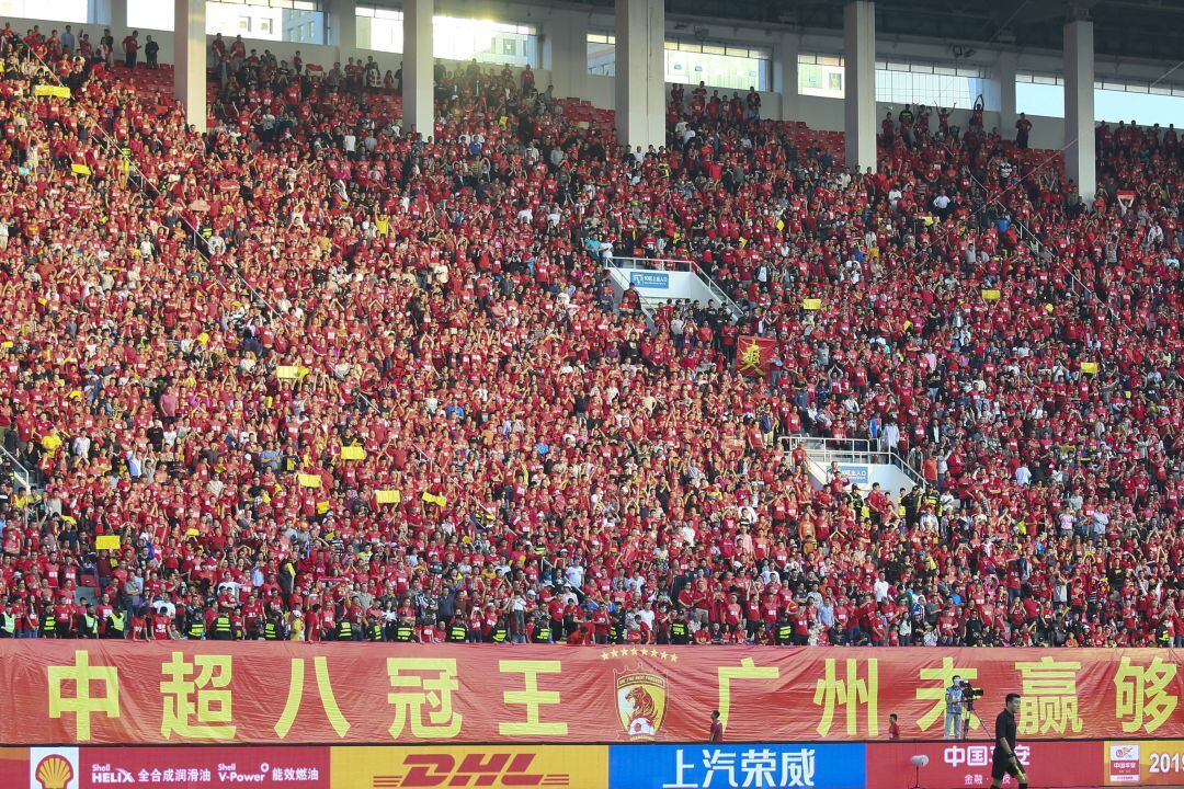 Fans del Guangzhou Evergrande en la Superliga china