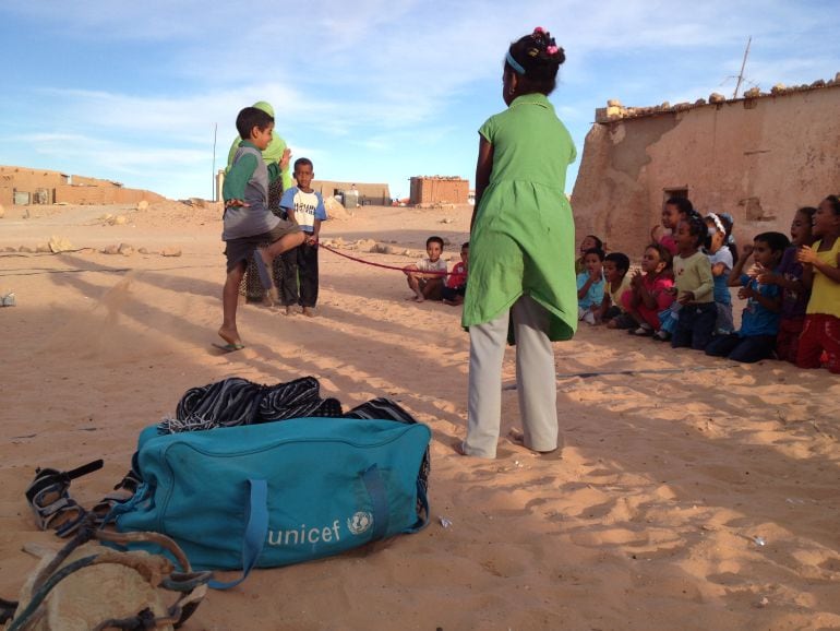 Un grupo de niños refugiados saharauis juegan en los campamentos situados al sur de Argelia 