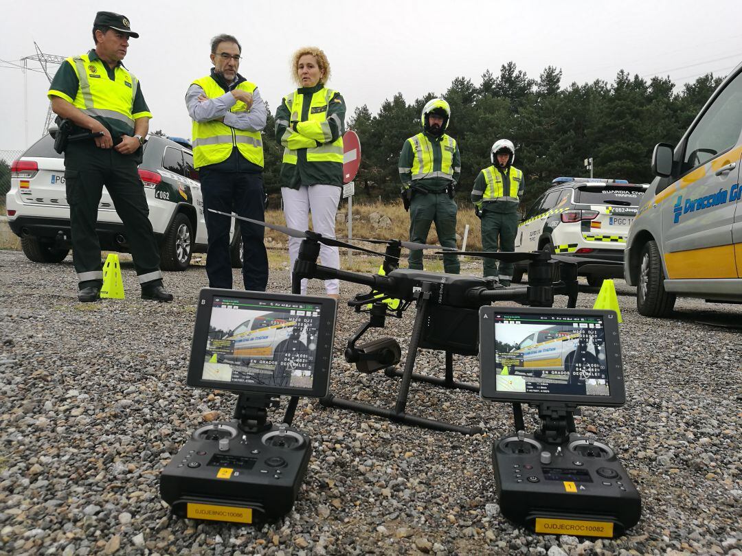 Los responsables de tráfico durante la presentación de uno de los drones que va a operar hoy en las carreteras de la provincia 