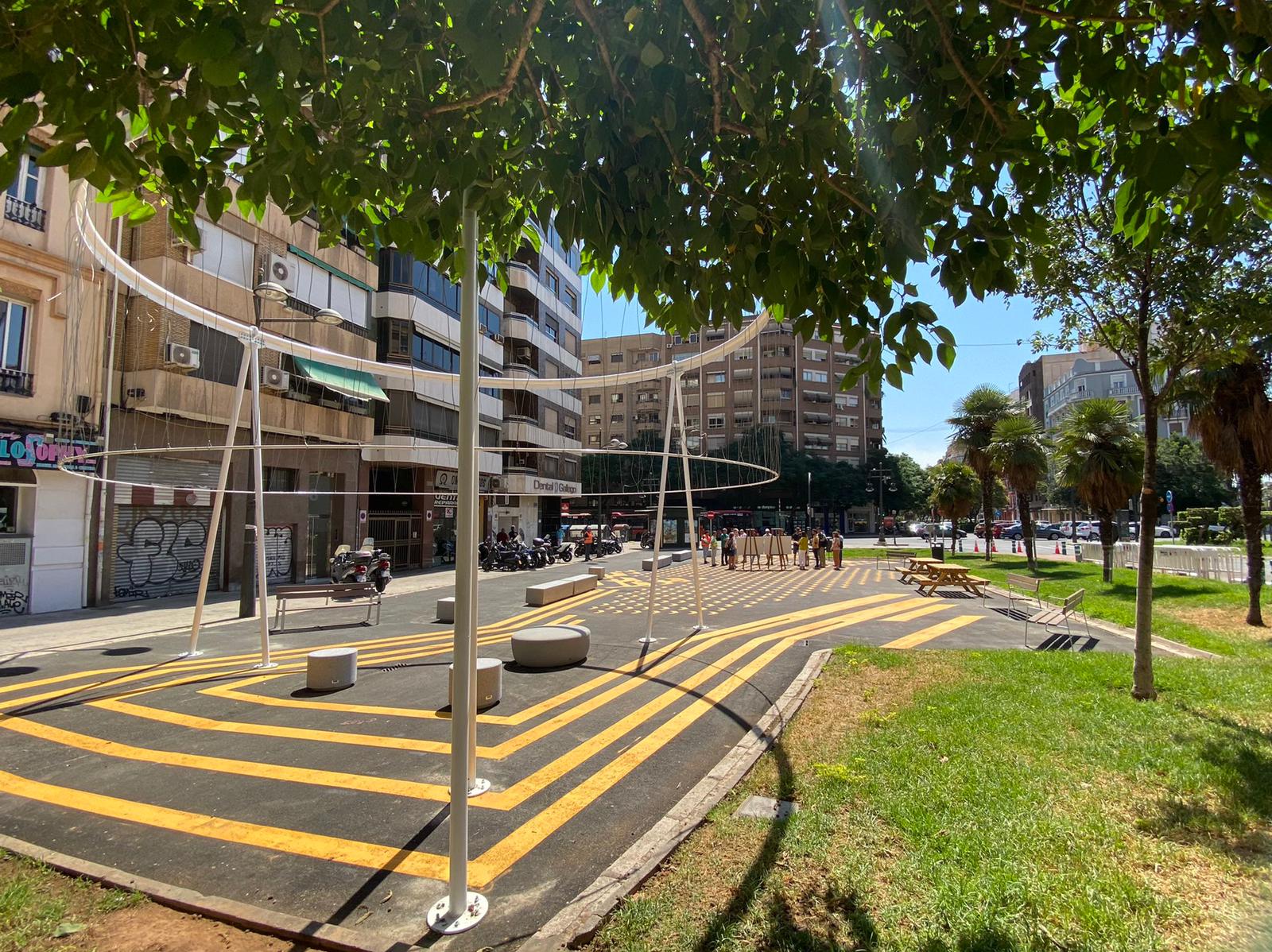 Resultado de la peatonalización blanda en la avenida Pérez Galdós de València, a la espera de la reurbanización definitiva.