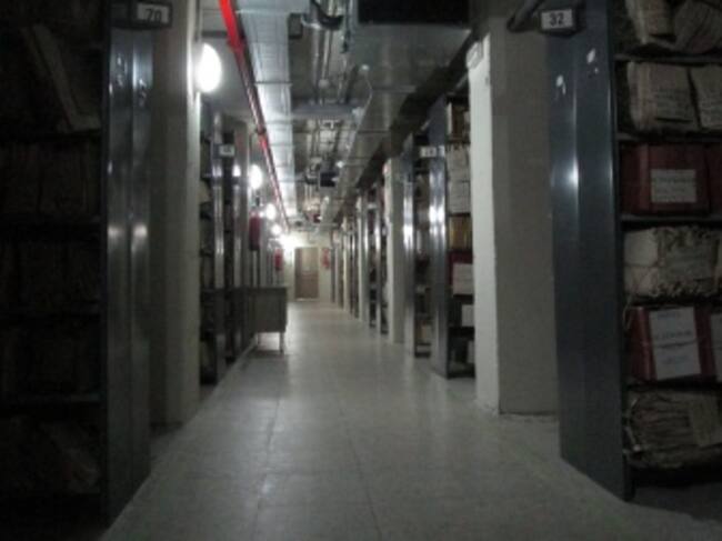 Pasillo central de una de las cámaras del Archivo General de la Administración