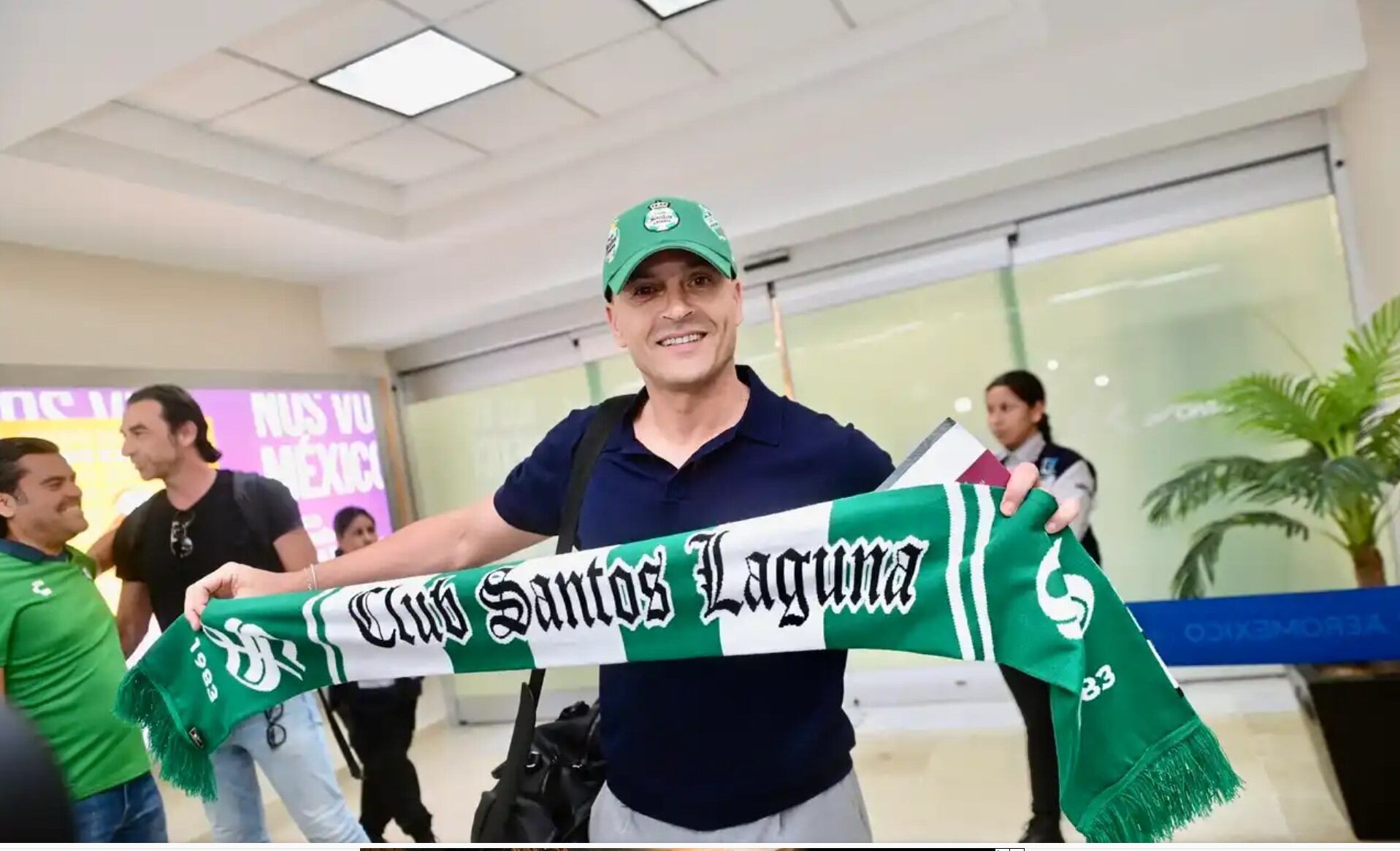 Francisco a su llegada a México para dirigir al Santos Laguna.