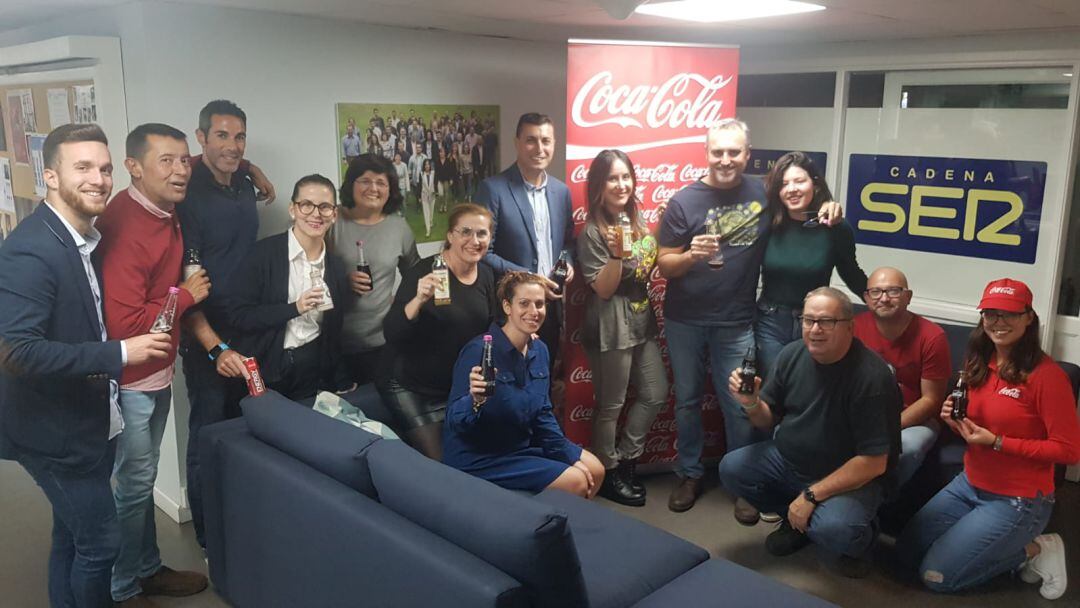 La redacción de Radio Club Tenerife junto a los representantes de Coca-Cola