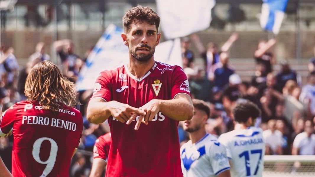 Óscar Gil, jugador del Real Murcia, celebra su quinto gol en la temporada