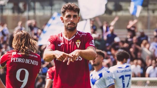 Óscar Gil, jugador del Real Murcia, celebra su quinto gol en la temporada