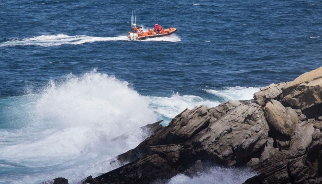 Imagen de una de las embarcaciones que estos días ha participado en las labores de búsqueda del joven navarro desaparecido en aguas de Hondarribia.