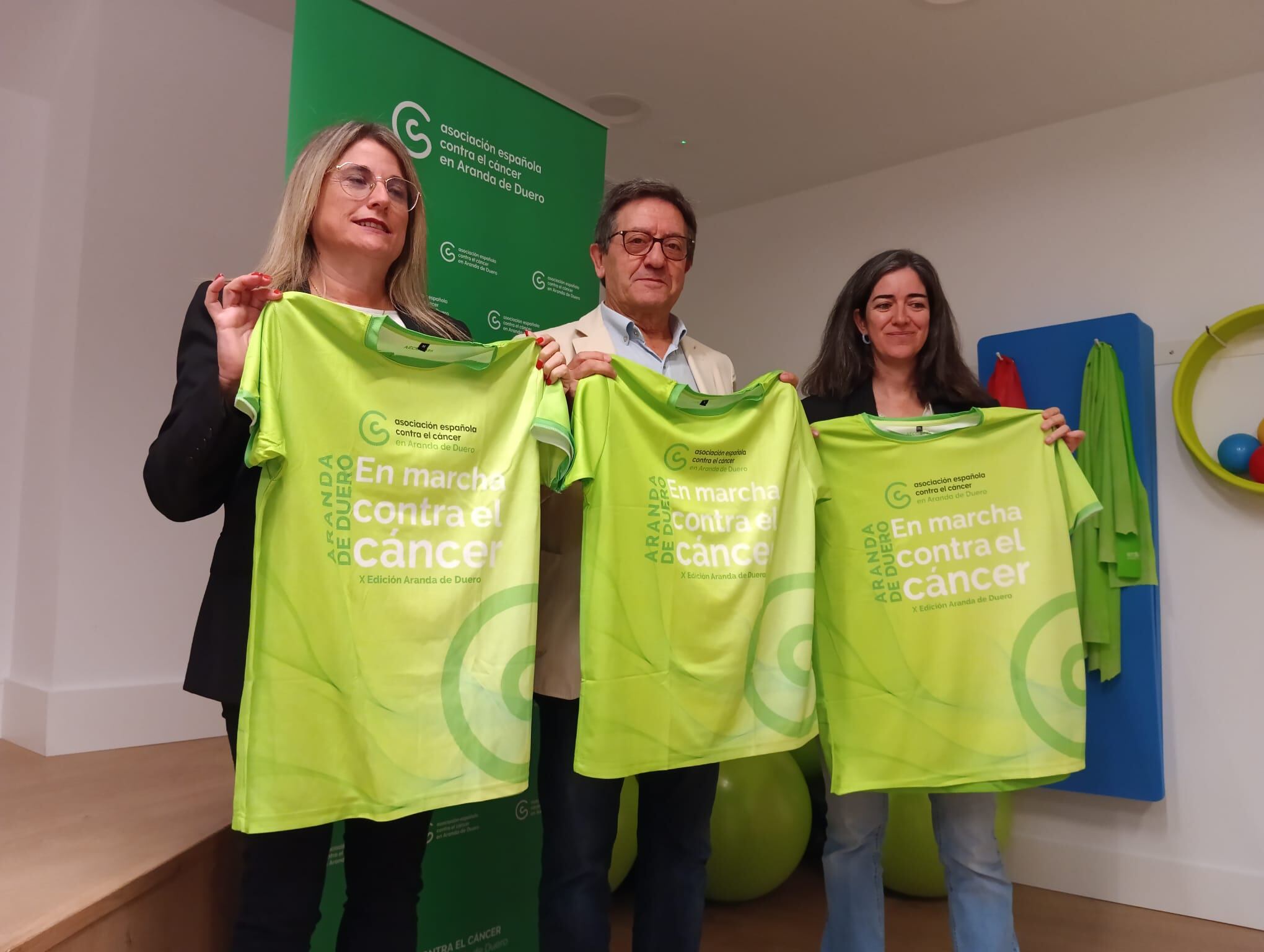 Presidente y patrocinadoras muestran la camiseta de esta edición