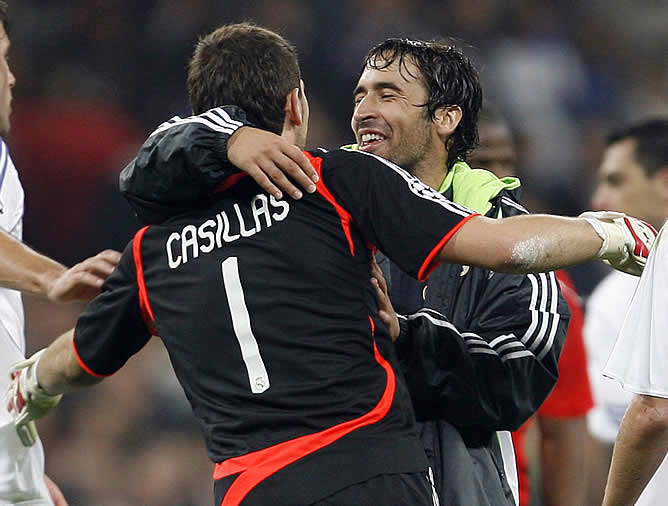 Casillas es felicirado por Raúl a la finalización del encuentro,