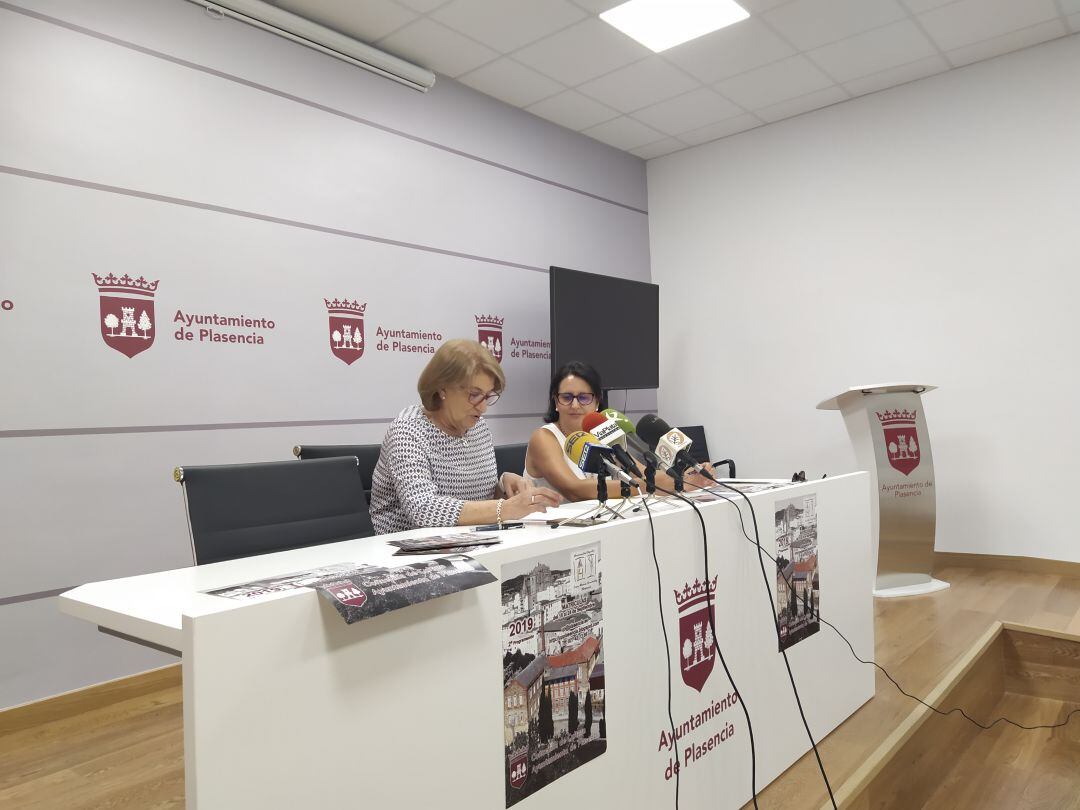 Marisa Bermejo y Yolanda Amor durante la presentación de los cursos de la Universidad Popular de Plasencia