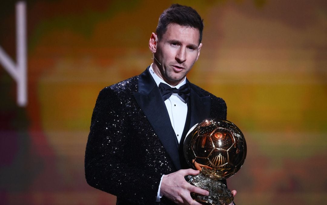 Messi recibe su séptimo Balón de Oro. 