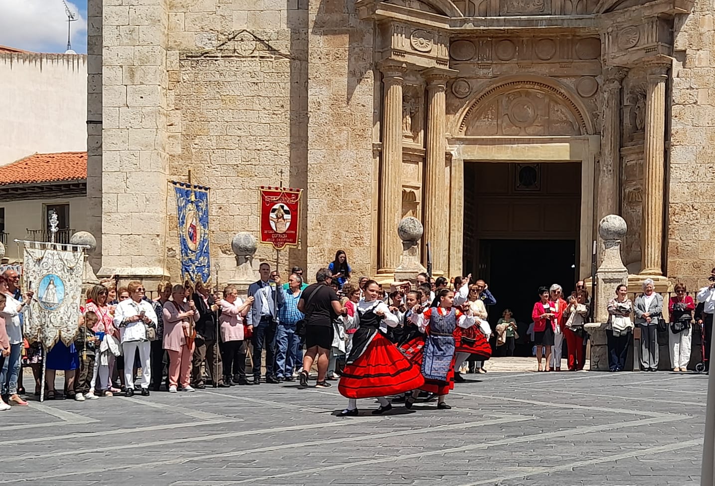 Niñas del grupo de jotas Rauda en un  momento del Encuentro Diocesano de Cofradías y Hermandades 2023