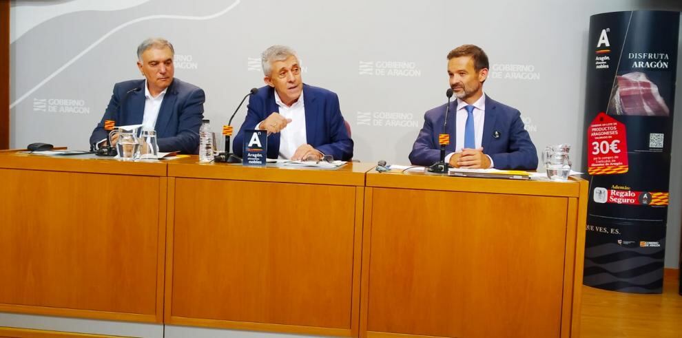 El Consejero de Agricultura y el Director General de Calidad y Promoción Alimentaría, en la rueda de prensa de presentación de la campaña de promoción de los Alimentos Nobles de Aragón, junto al presidente de la AIAA