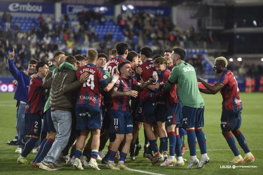 La SD Huesca celebra la victoria ante el Sporting de Gijón