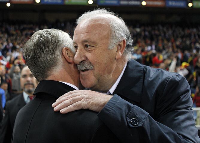 El entrenador de la selección española, Vicente del Bosque (d), saluda al técnico francés, Didier Deschamps (i), momentos antes del inicio del partido de la fase de clasificación para el Mundial 2014 de Brasil