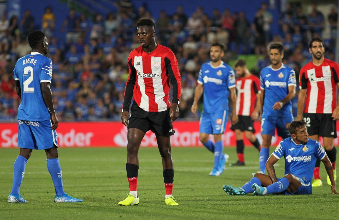 Bergara, en segundo plano, junto a Raúl García (Athletic Club), durante el partido de la pasada jornada.