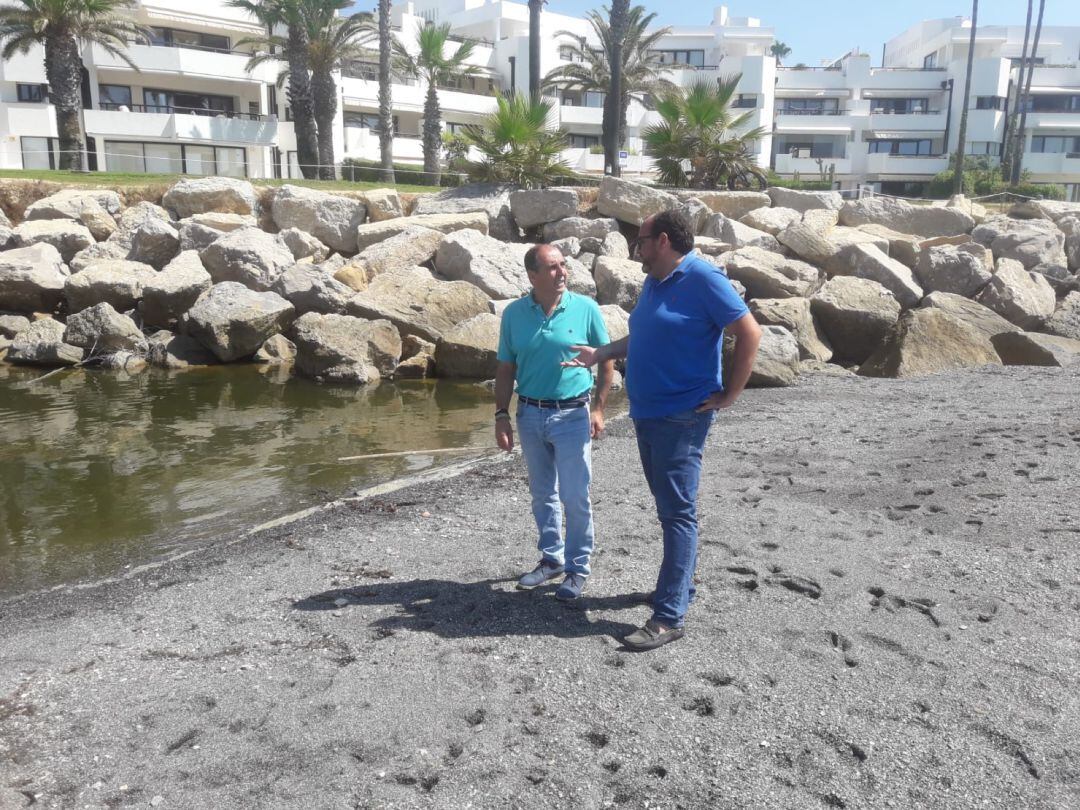 Concejales sanroqueños en la bocana del Río, totalmente taponada.