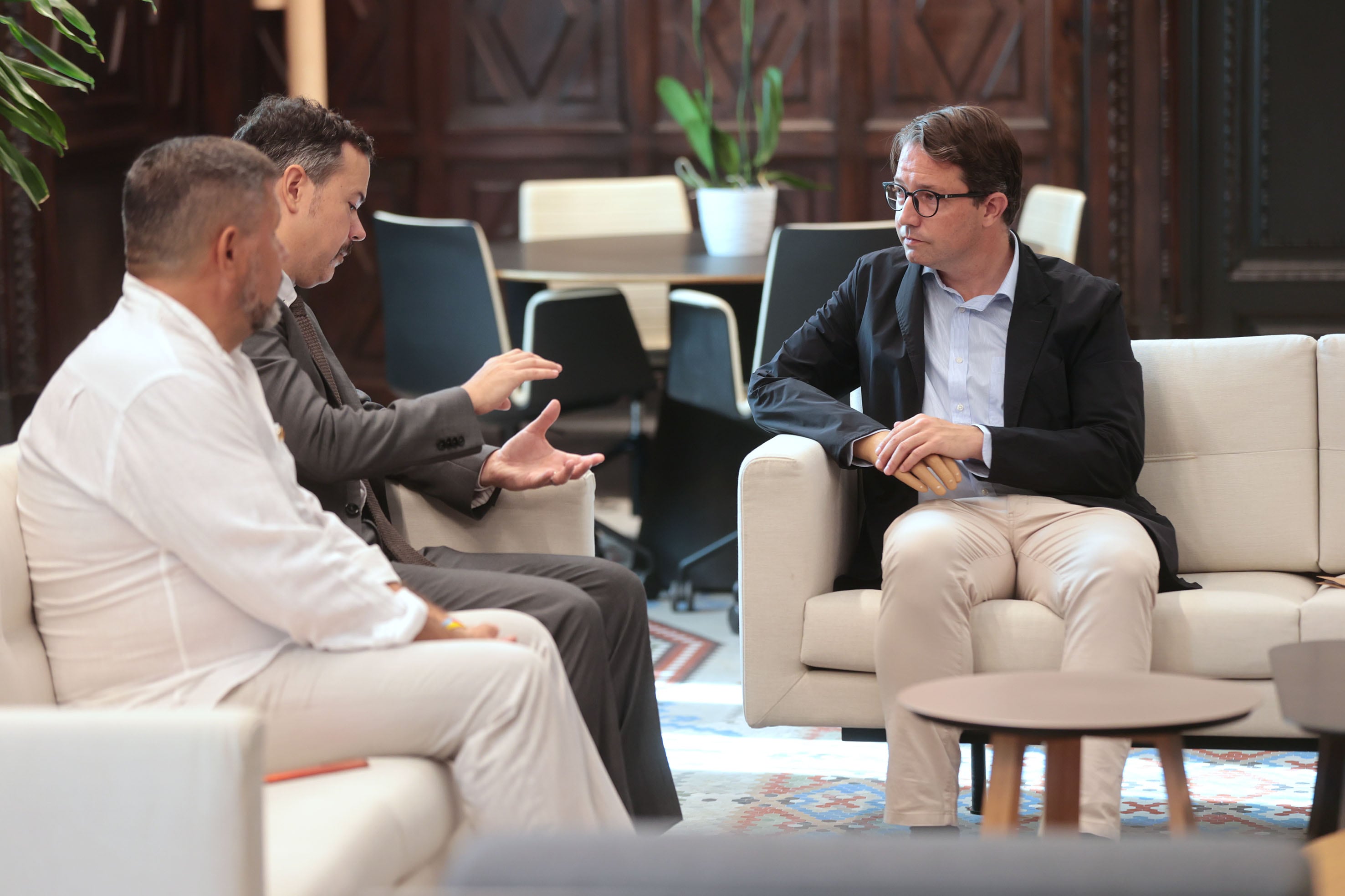 El alcalde en funciones, Juan Giner, durante su reunión con el cónsul honorario de Ucrania en València, Pablo Gil, y el presidente de la Federación de Asociaciones Ucranianas de España, Mykhailo Petruniak