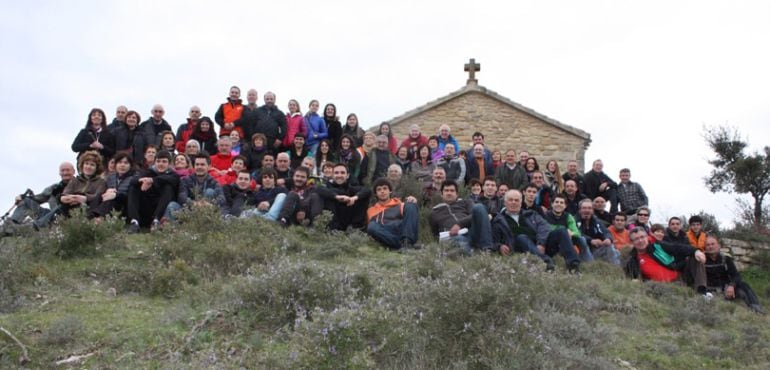 Los participantes en la marcha, con la ermita al fondo