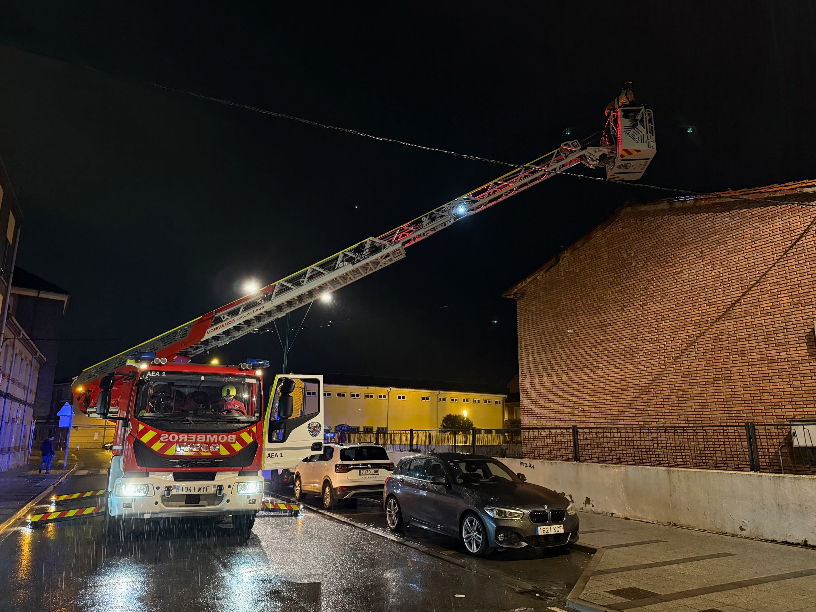 Los bomberos revisan la cubierta del CEIP Trepalio