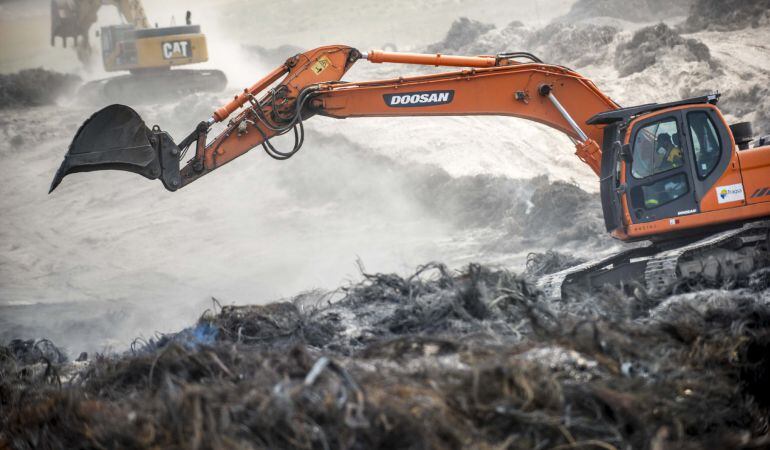 Varias excavadoras trabajan en el vertedero de neumáticos de Seseña, que fue extinguido hace seis jornadas