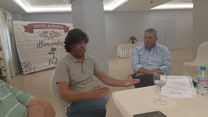 Pérez dialoga con Pedro Soria