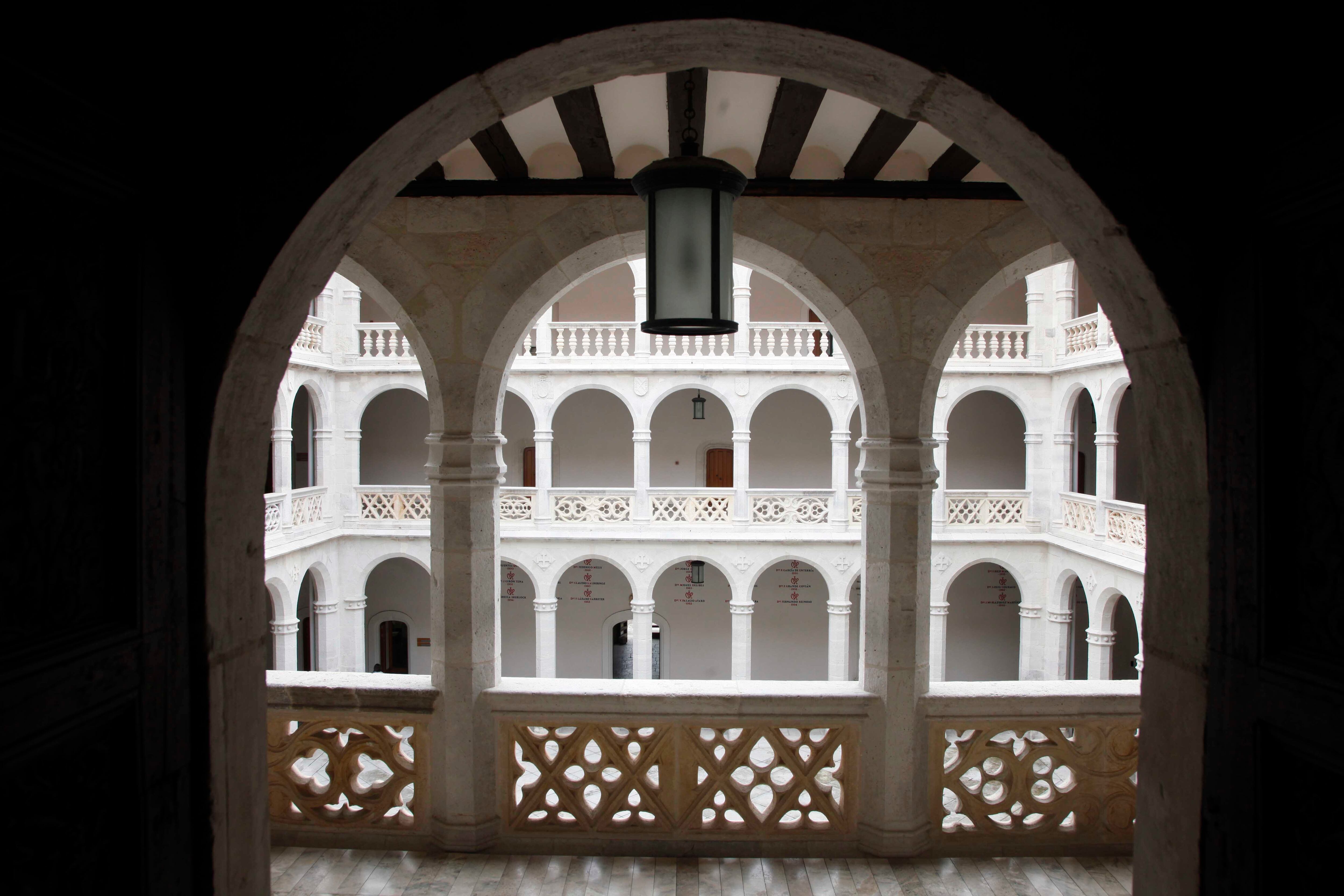 Claustro del Palacio de Santa Cruz en Valladolid