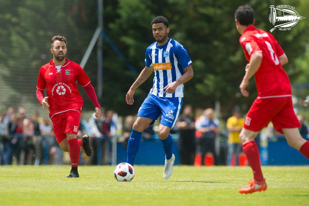 Isuardi presiona a un jugador del Alavés B