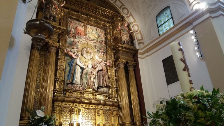 El retablo de la iglesia de la Santa, una de las piezas más favorecidas por la nueva iluminación