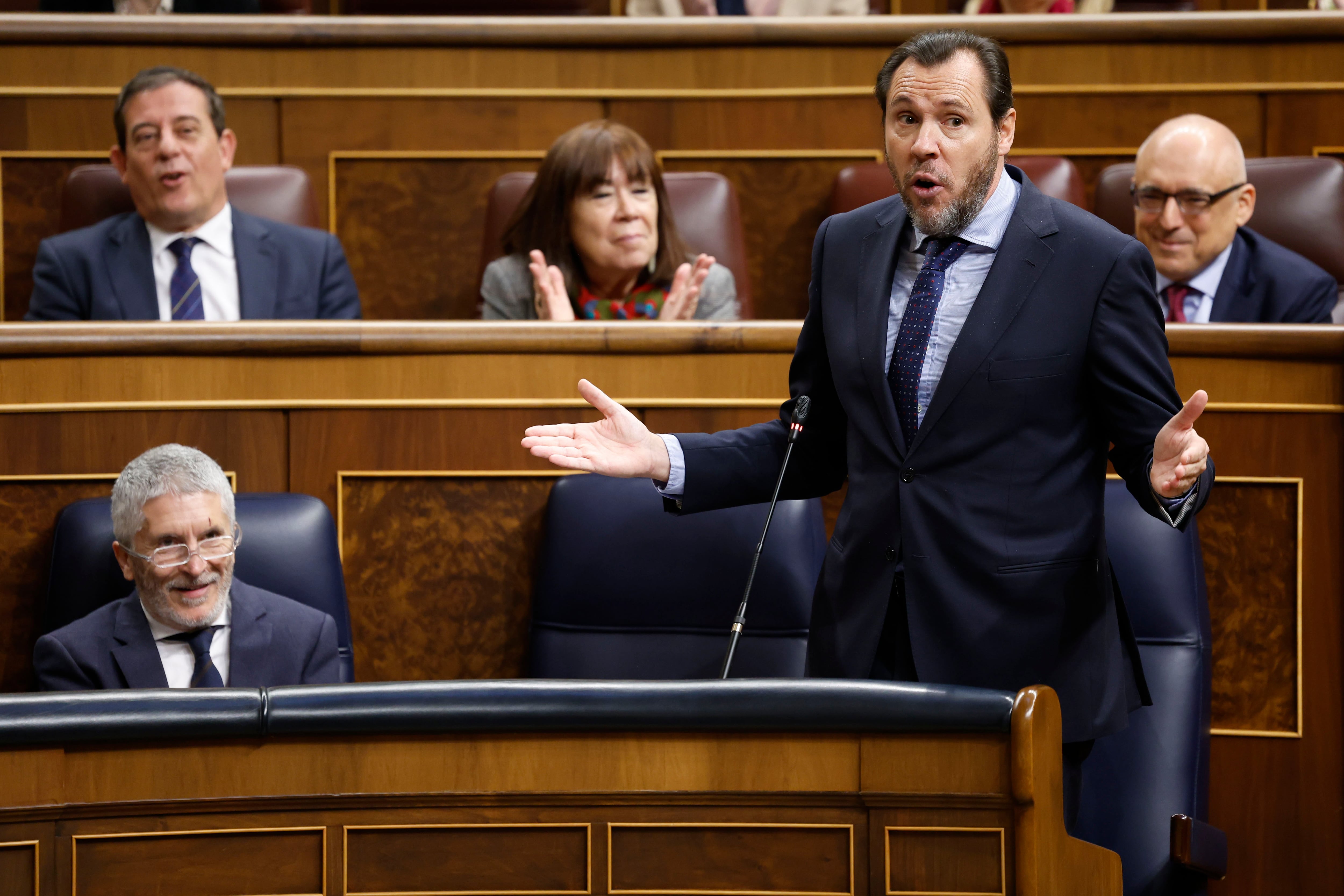 El ministro de Transportes, Óscar Puente, interviene durante la sesión de control al Gobierno.