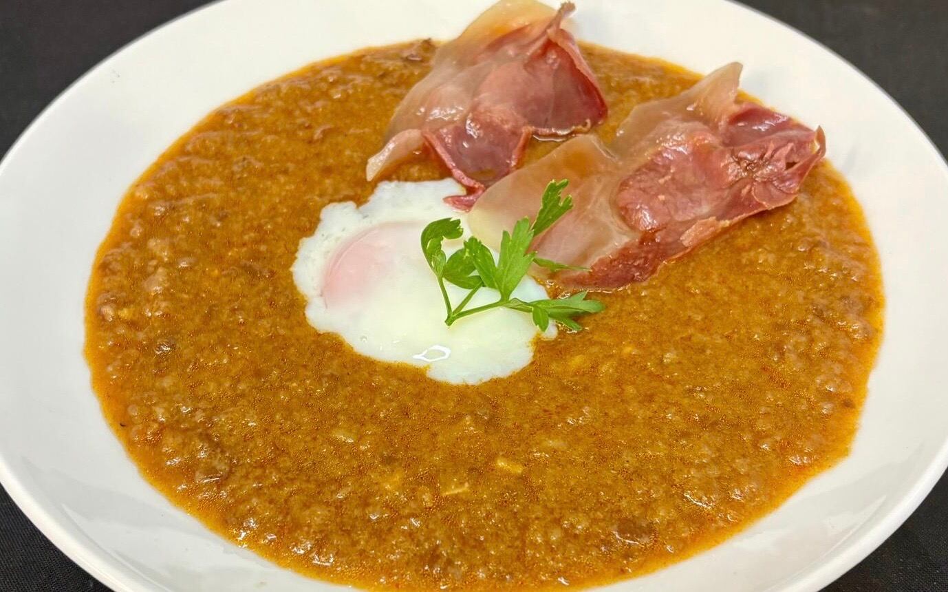 El inmejorable aspecto de la sopa de ajo que prepara Mireia Alonso