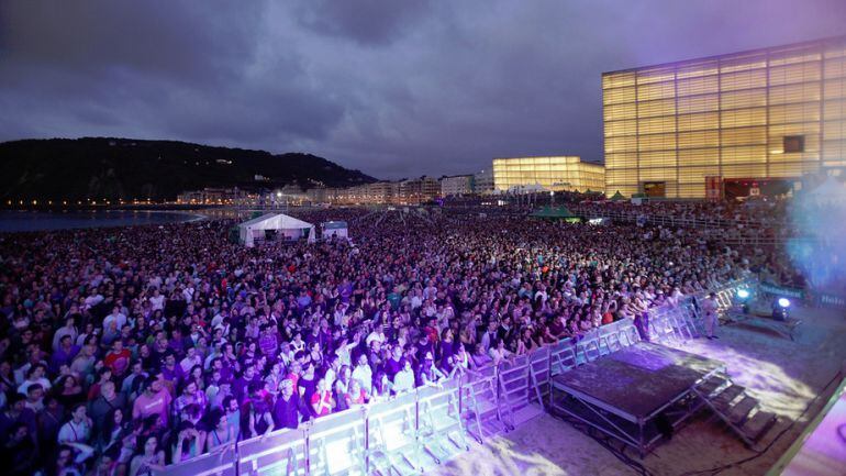 La playa de la Zurriola abarrotada de gente durante el concierto de Jammie Cullum