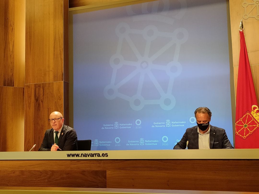 Carlos Gimeno (izquierda), consejero de Educación, y Tomás Rodríguez Garraza (derecha), director general de FP.