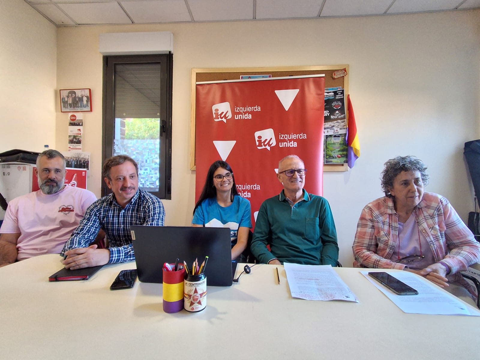 Miembros de Izquierda Unida de Cuéllar con el coordinador de IU de Segovia presentan las alegaciones al primer proyecto de planta de biogás en Cuéllar
