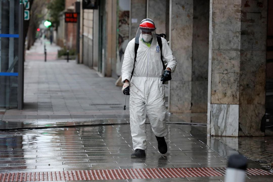 Un operario en labores de limpieza este lunes en la calle Conde de Peñalver de Madrid.