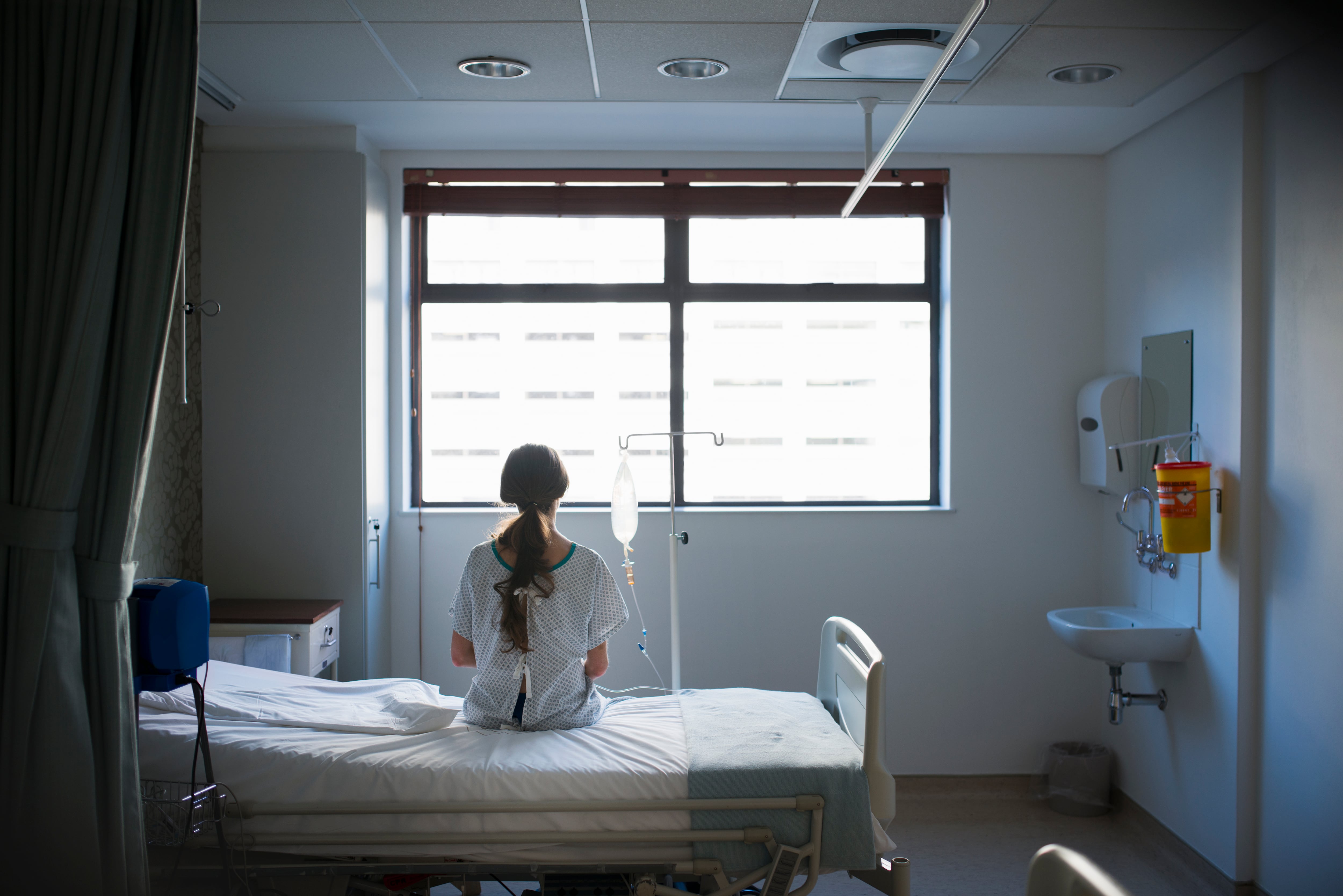 Una paciente espera en la habitación de un hospital