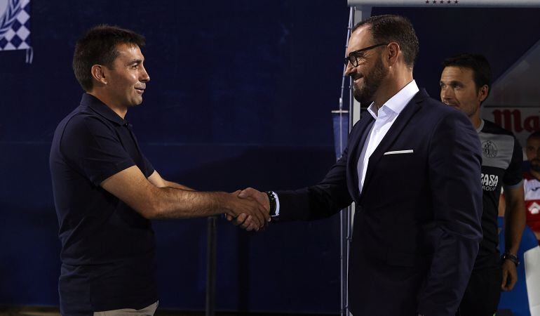 Asier Garitano (i) y Pepe Bordalás se saludan durante el derbi de la primera vuelta en Butarque.