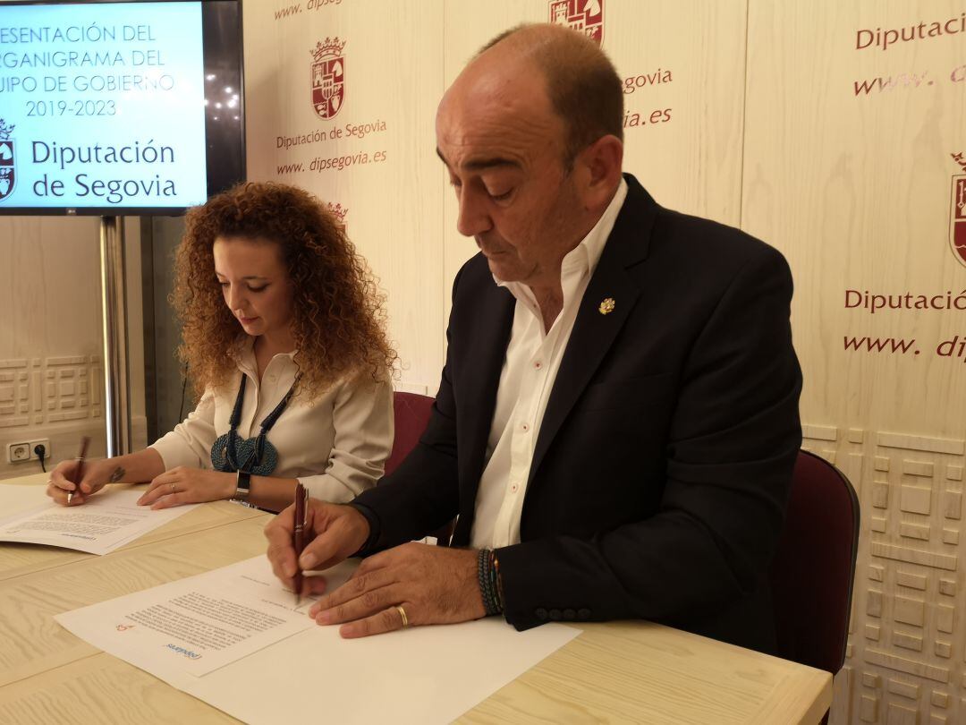 Miguel Ángel de Vicente y Noemí Otero firman el acuerdo de gobernabilidad de la Diputación Provincial