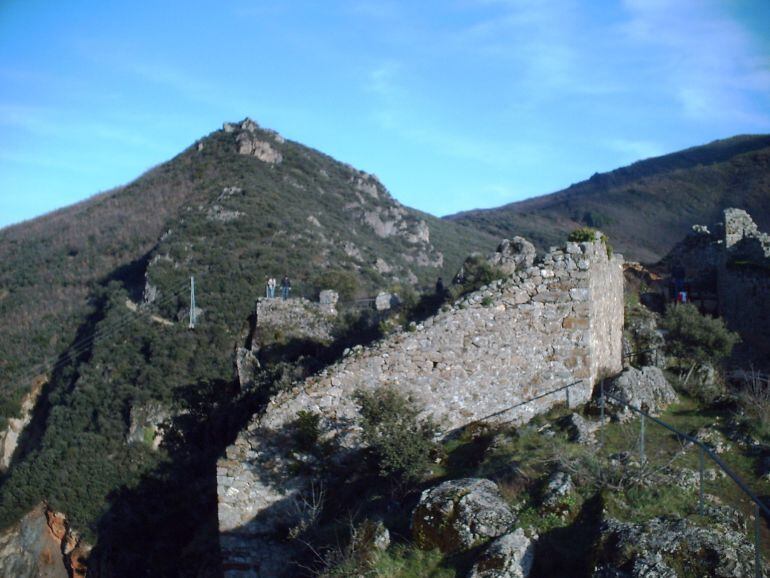 Imagen de un flanco del castillo del Cornatel 