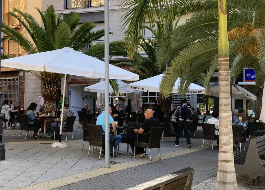 Ambiente terrazas en la Plaza de las Palmeras de Motril