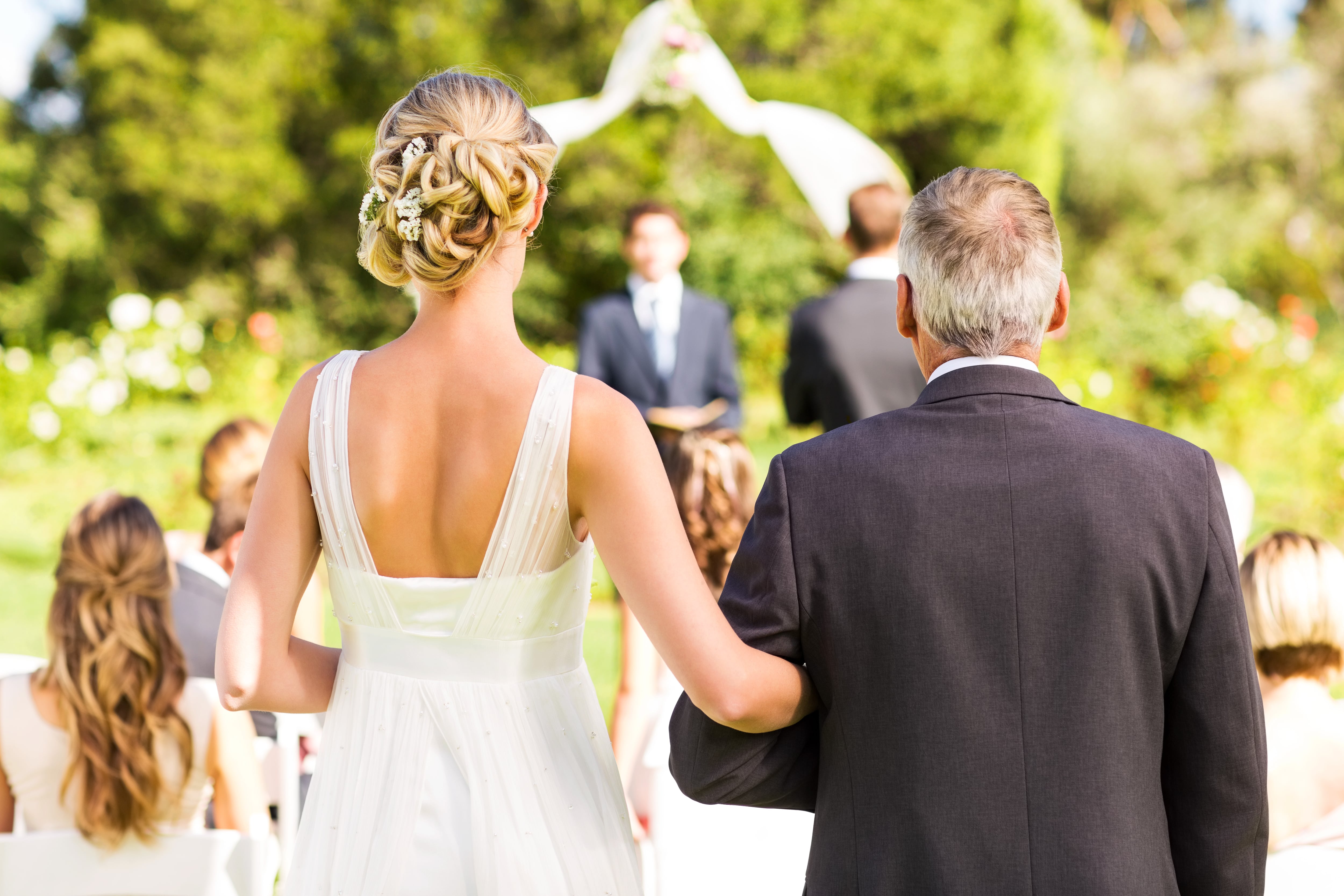 Novia caminando hacia el altar