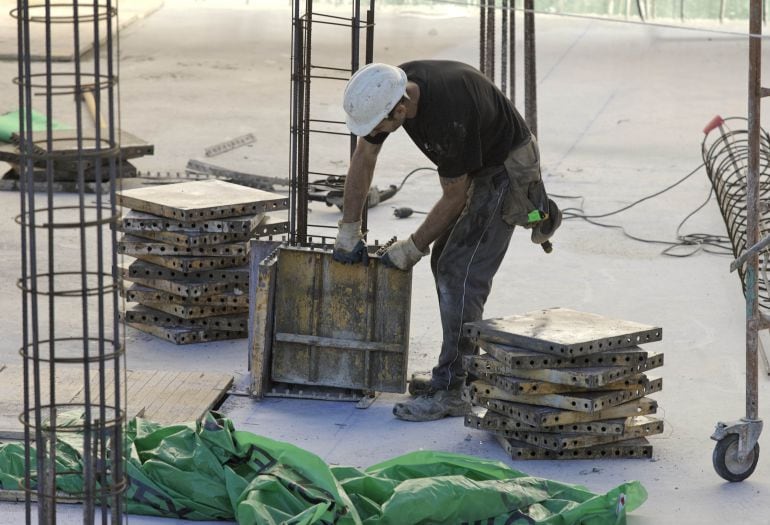 Un empleado de la construcción trabaja en una obra de Castellón