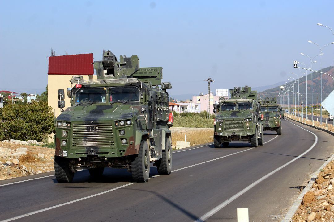 Vehículos de las Fuerzas Armadas turcas, desplazándose hacia la frontera siria.