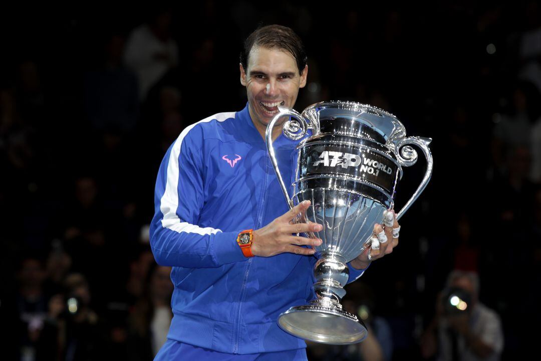 Nadal posa con el trofeo ATP