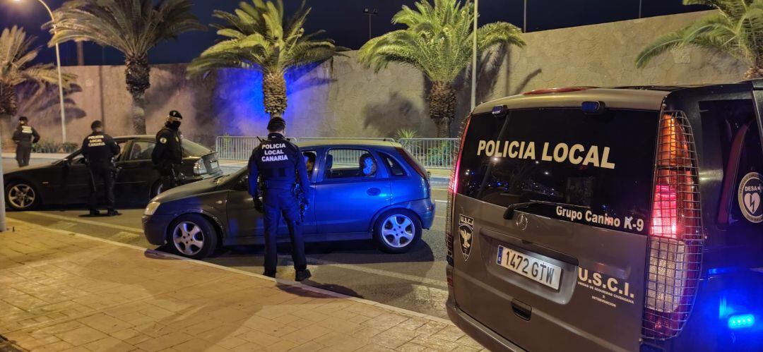 Controles de la Unidad de Seguridad Ciudadana (USCI) de la Policía Local de Arrecife, junto a la Policía Canaria.