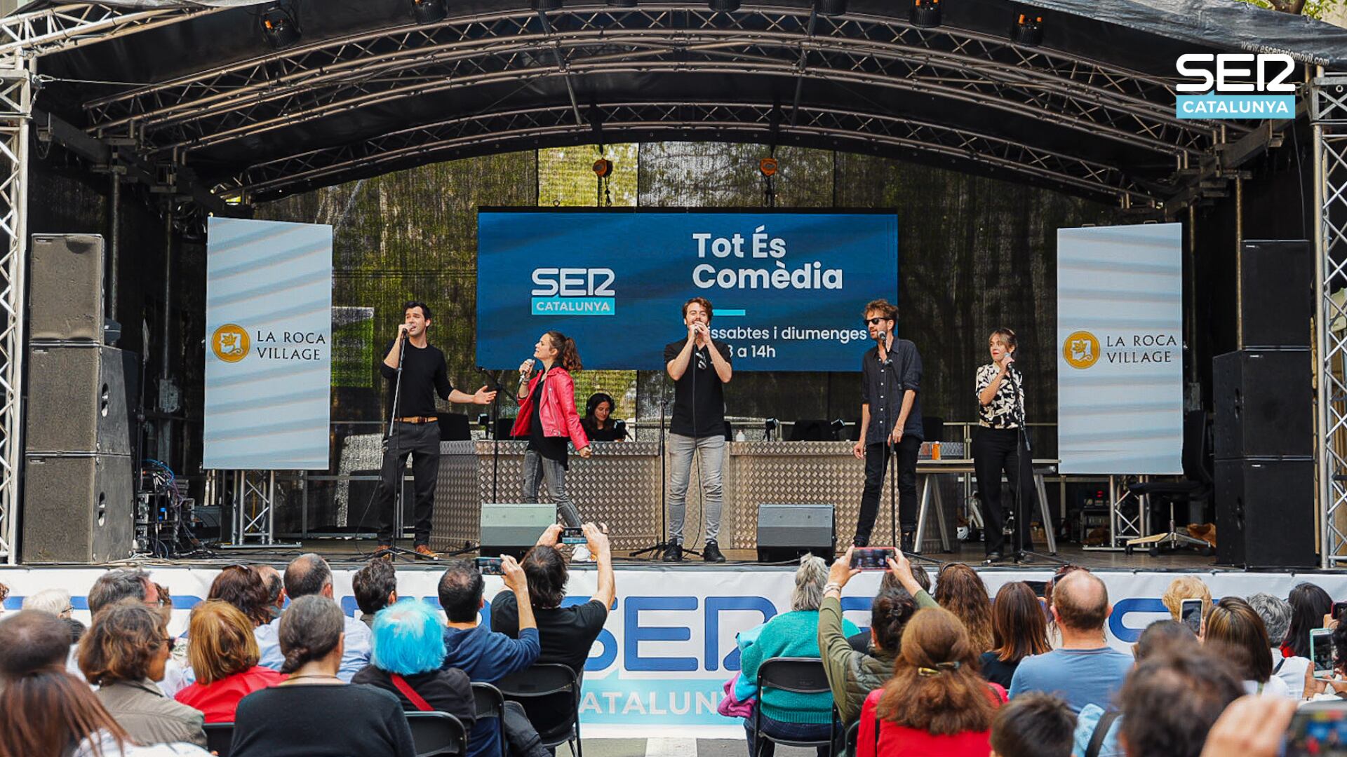 Tot és comèdia al carrer Casp de Barcelona durant la diada de Sant Jordi 2023