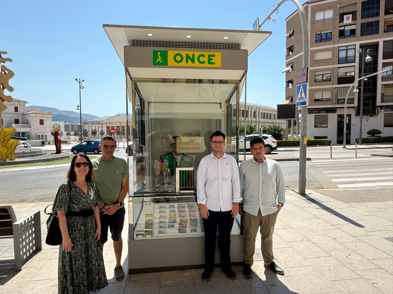 (De derecha a izquierda): Fran Teruel, director de la Agencia de la ONCE en Alcoy; Rubén Muñoz, alcalde de Cocentaina; Juan Ramón Ponz, jefe de ventas de la ONCE y María José Contreras, jefa del Dpto. de Operaciones y Logística de la ONCE.