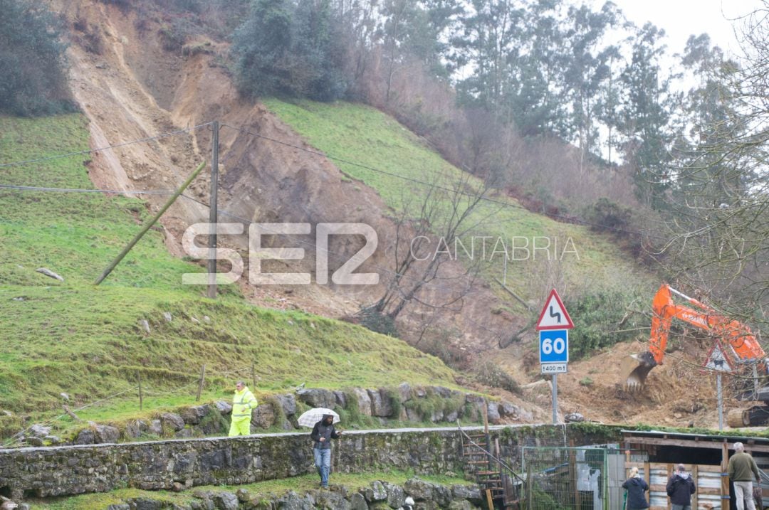 La magnitud del argayo y la inestabilidad del terreno ralentizan las labores de retirada de la tierra desprendida.